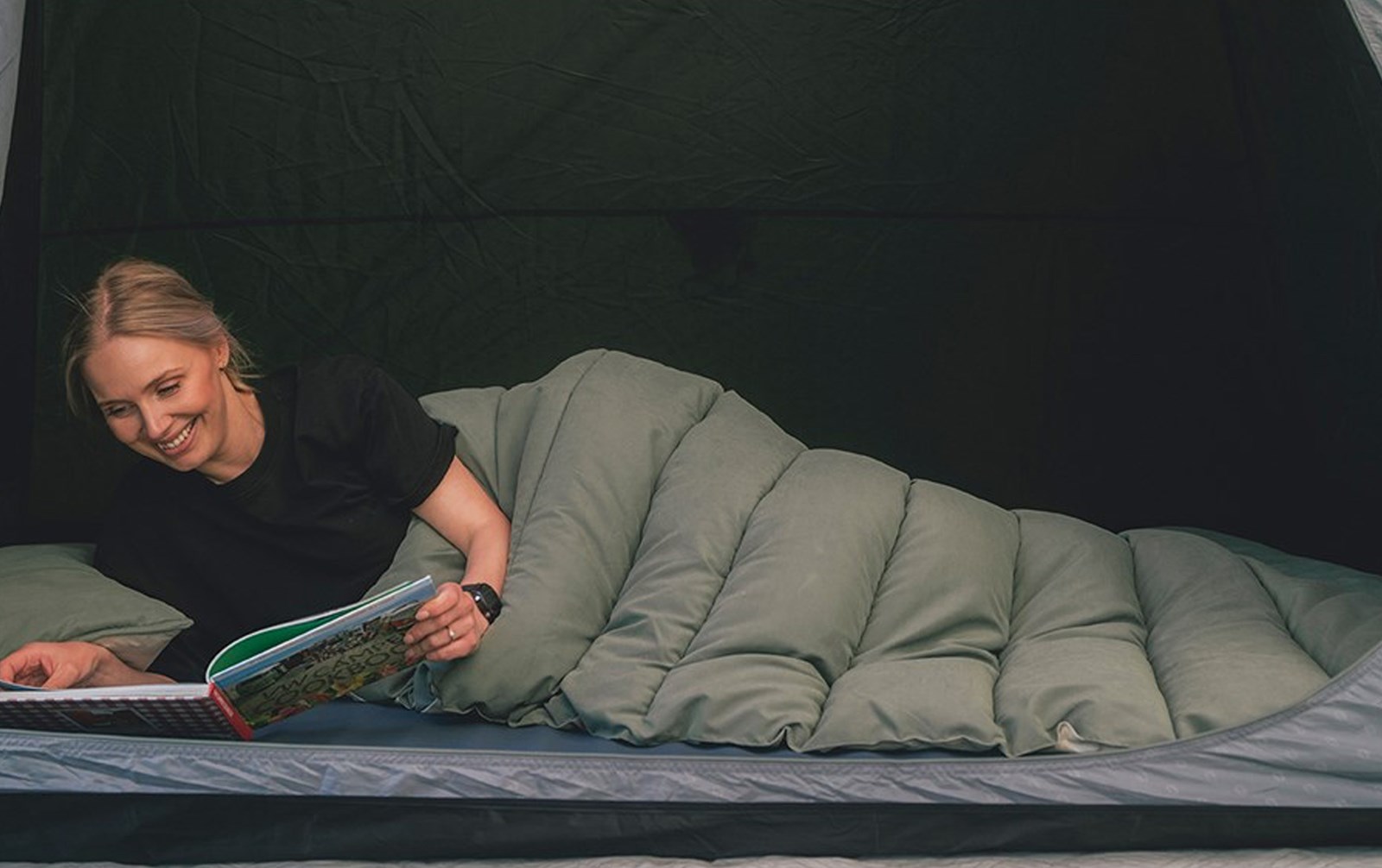 Dame med tæppe i et telt