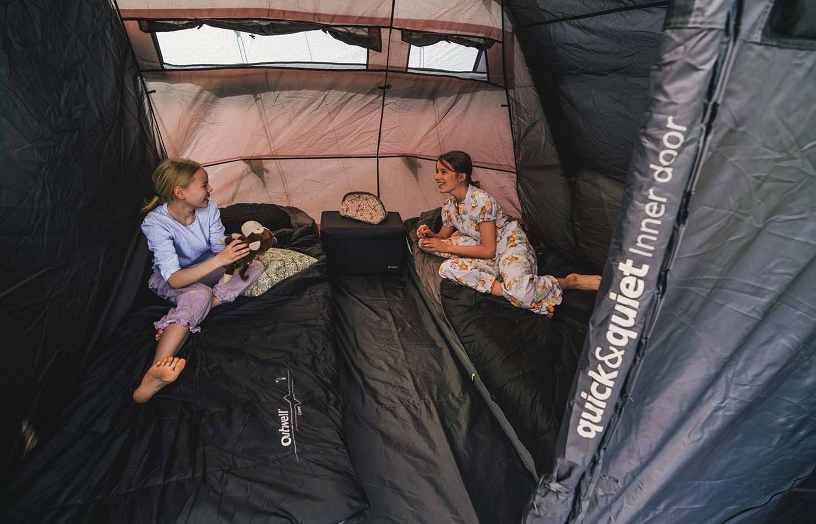 To børn inde i et Outwell-telt, med Quick & Quiet systemet.