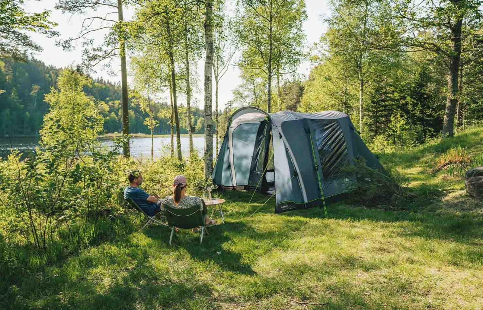 Et par det slapper af i stole foran deres Outwell-telt.