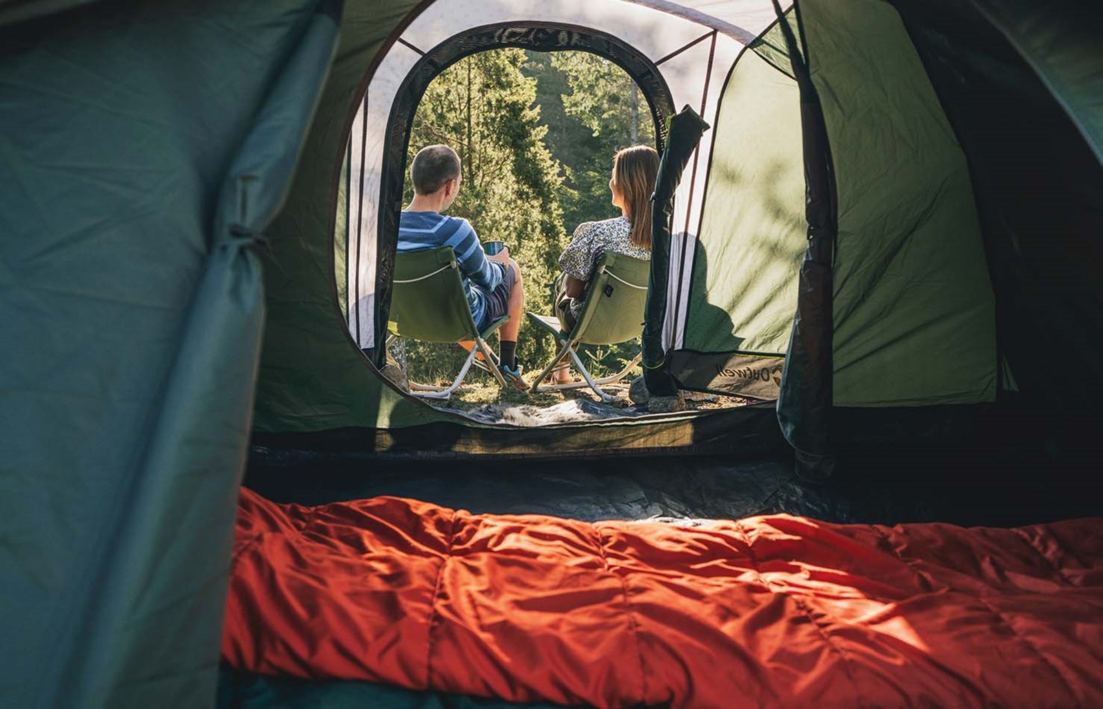 Et par der sidder i et par stole foran deres Outwell-telt.