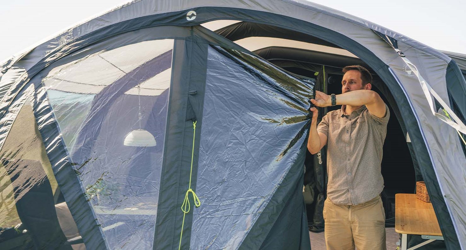 En person, der åbner døren på sit Outwell-telt.