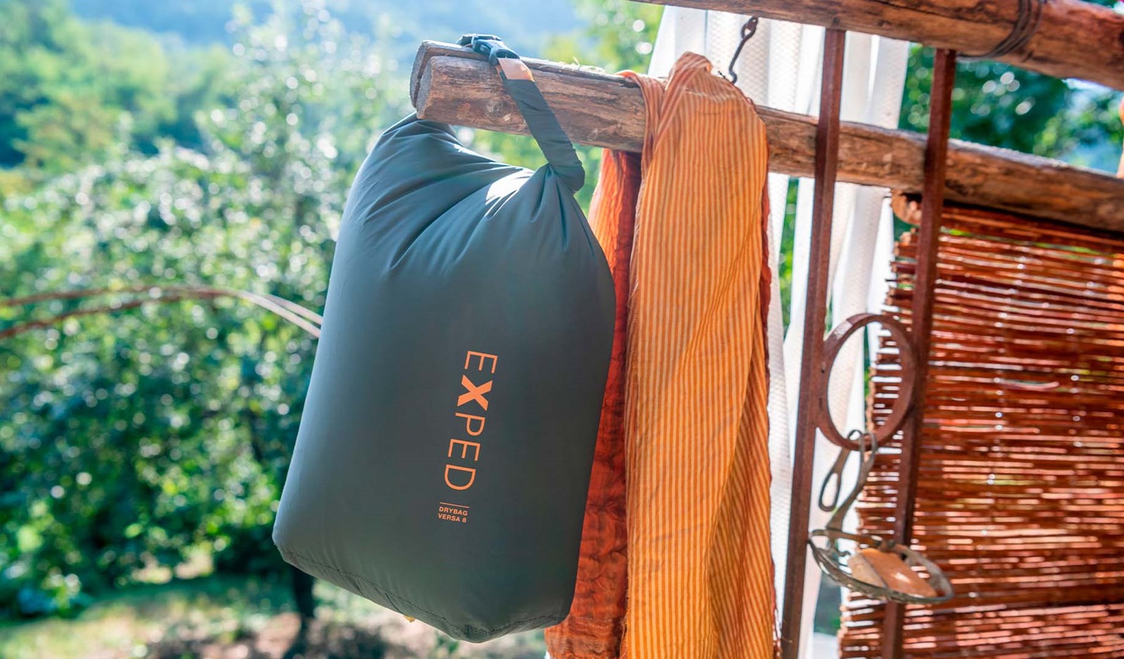 En drybag fra exped, der hænger.