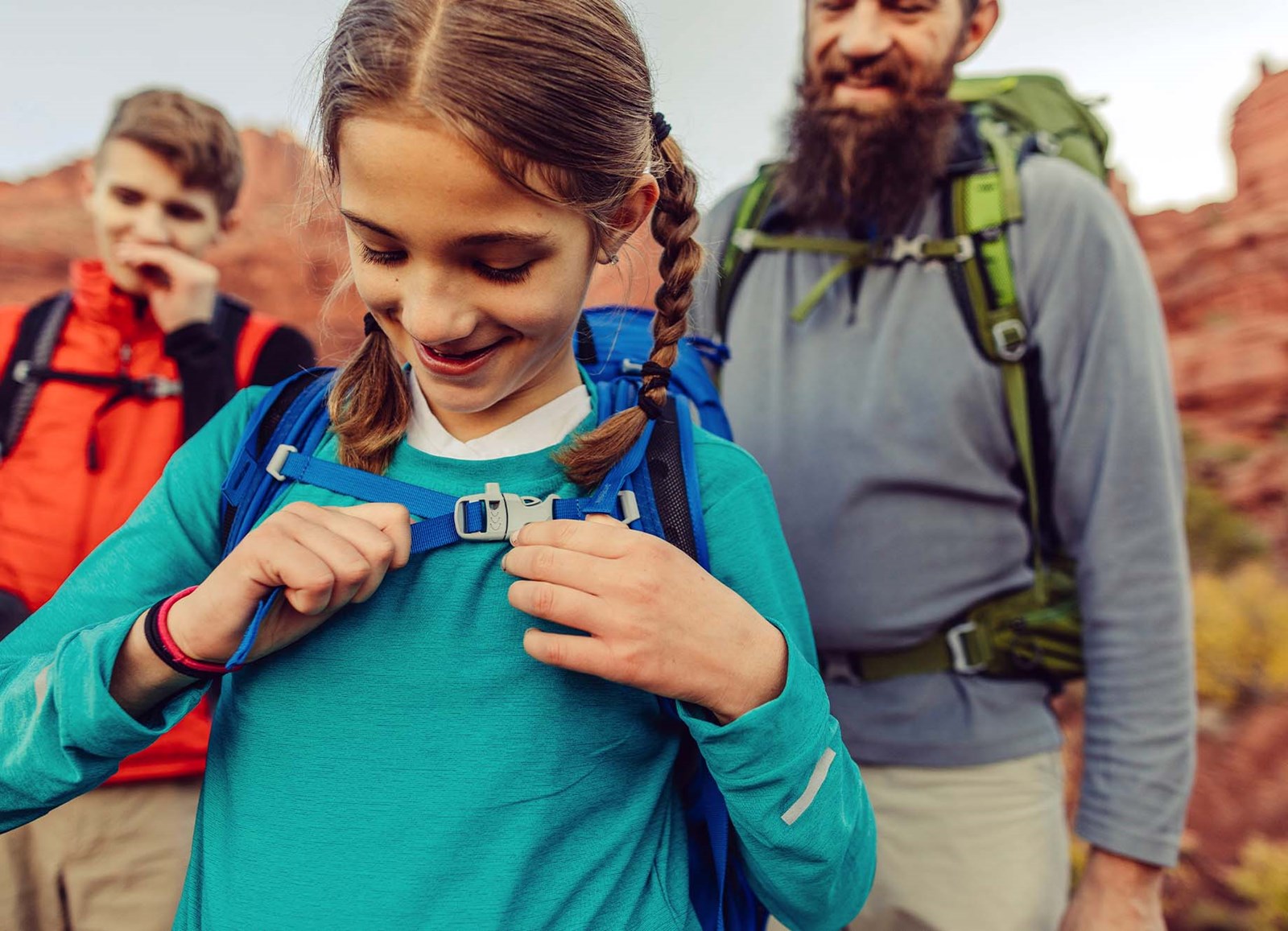 Pige, der justere sit rygsæk.