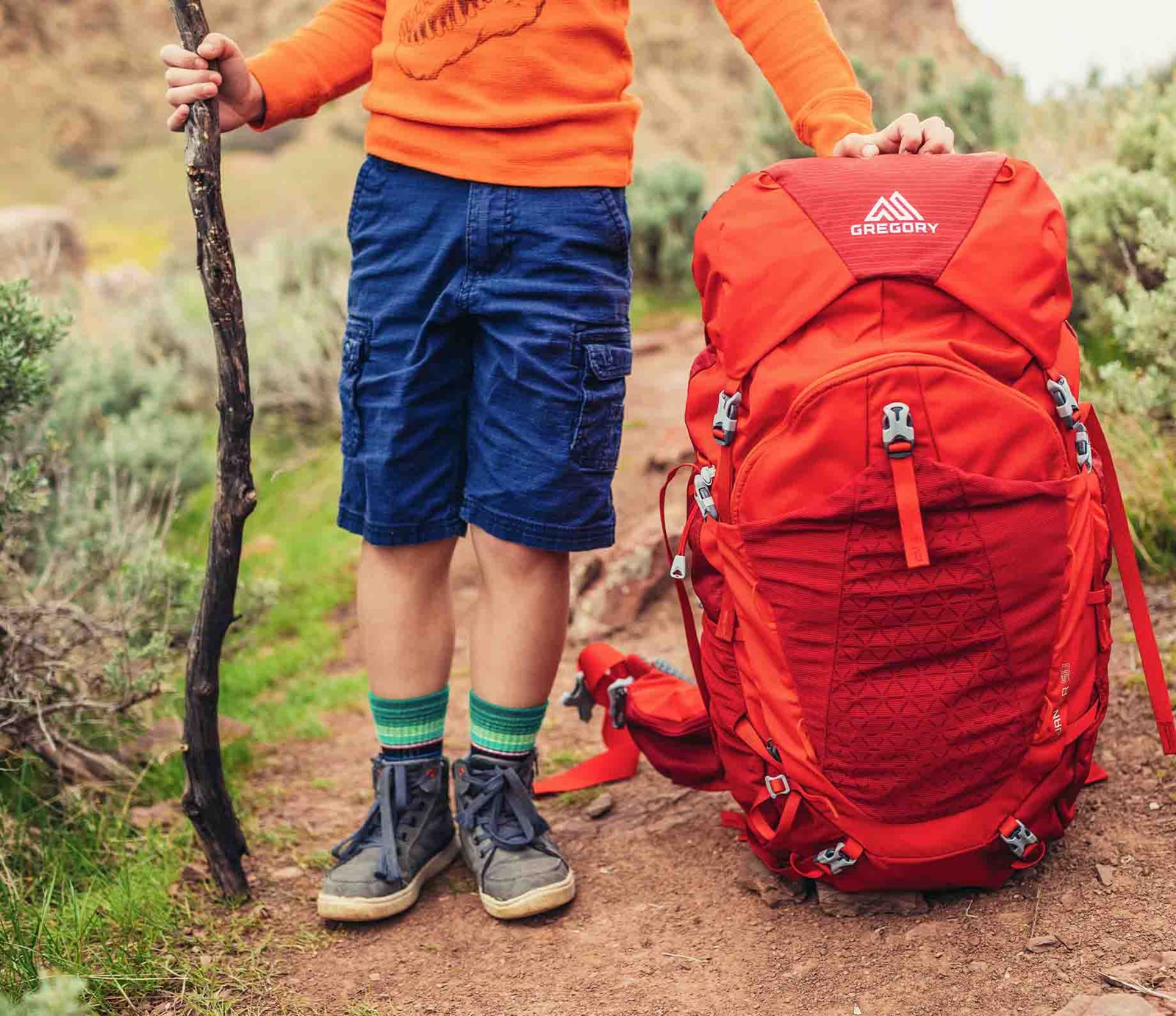 Ung dreng med sin Gregory rygsæk.