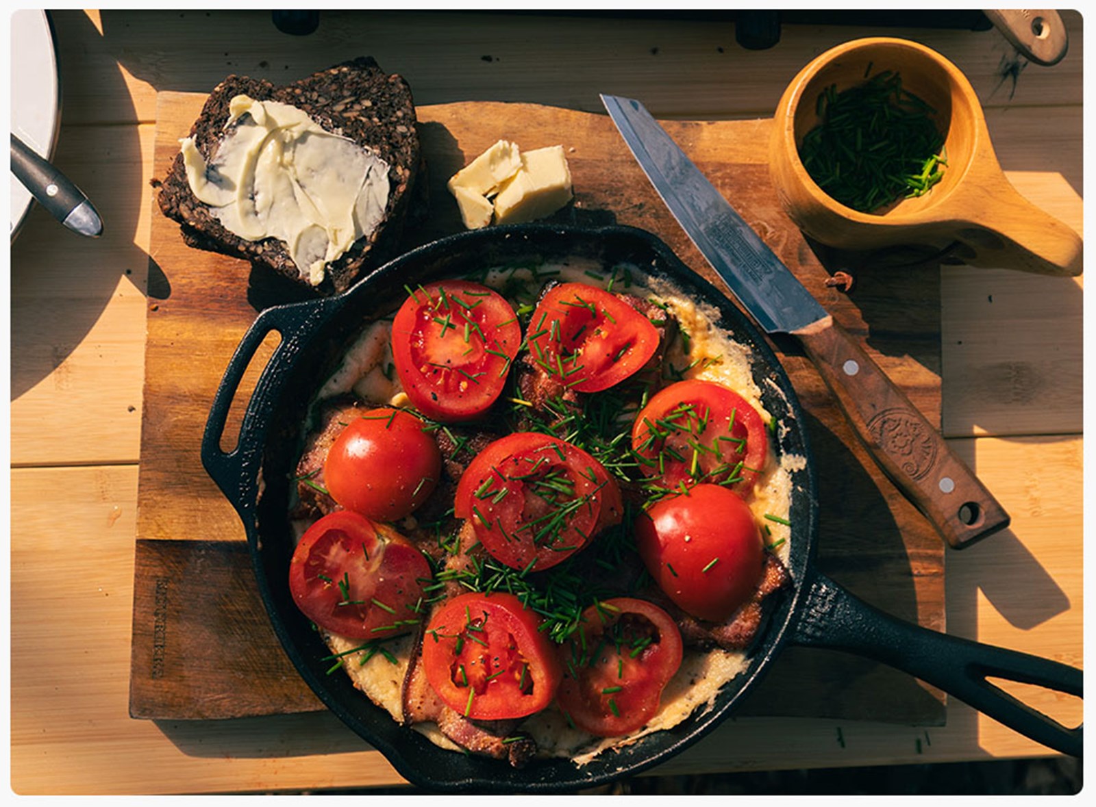 Opskrift på æggekage med bacon og tomat.