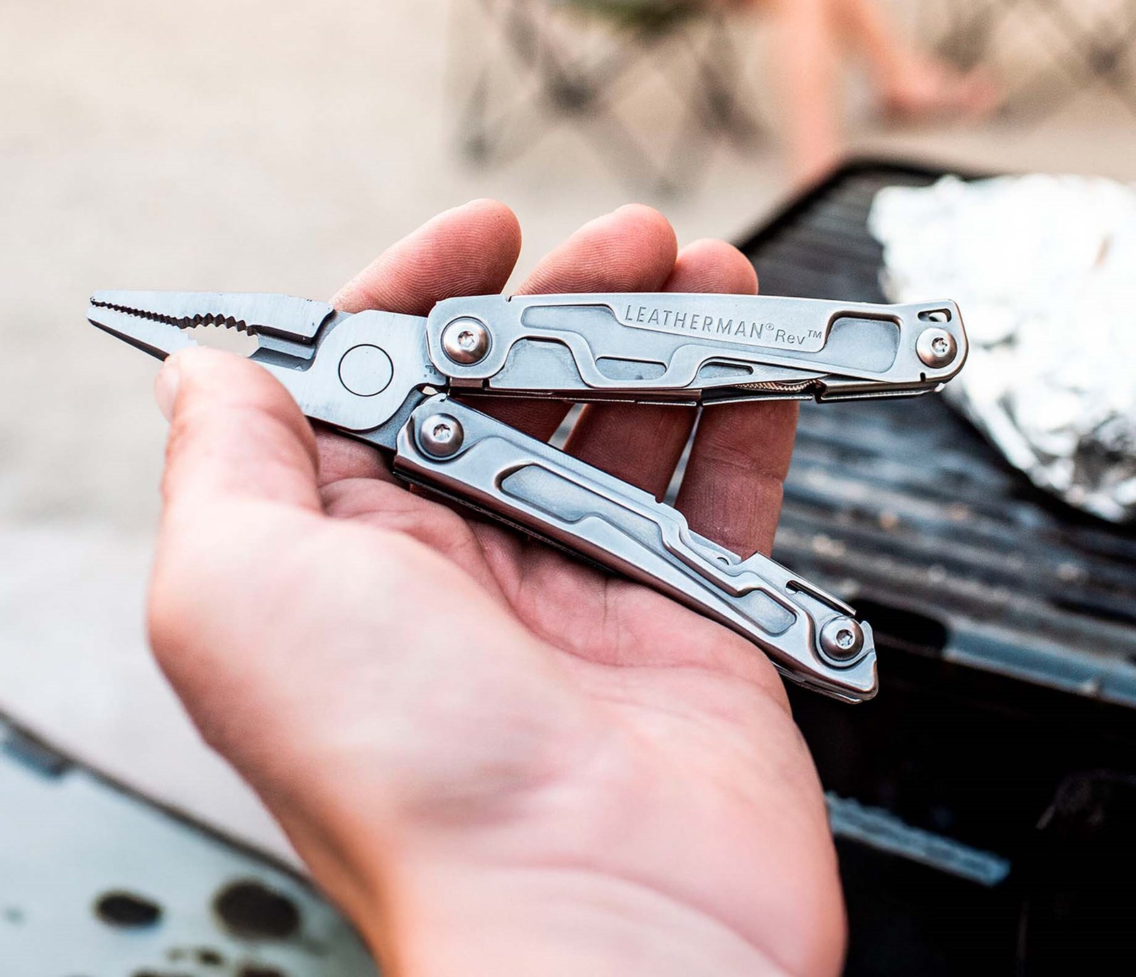 Leatherman multitool i hånden.