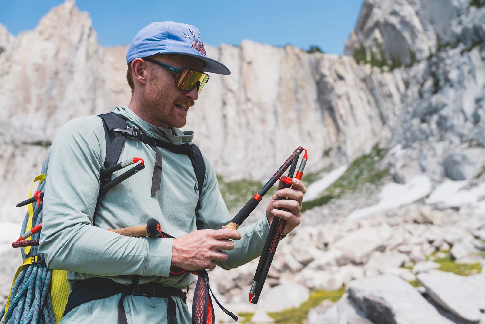 Mand der folder sine vandrestave ud.