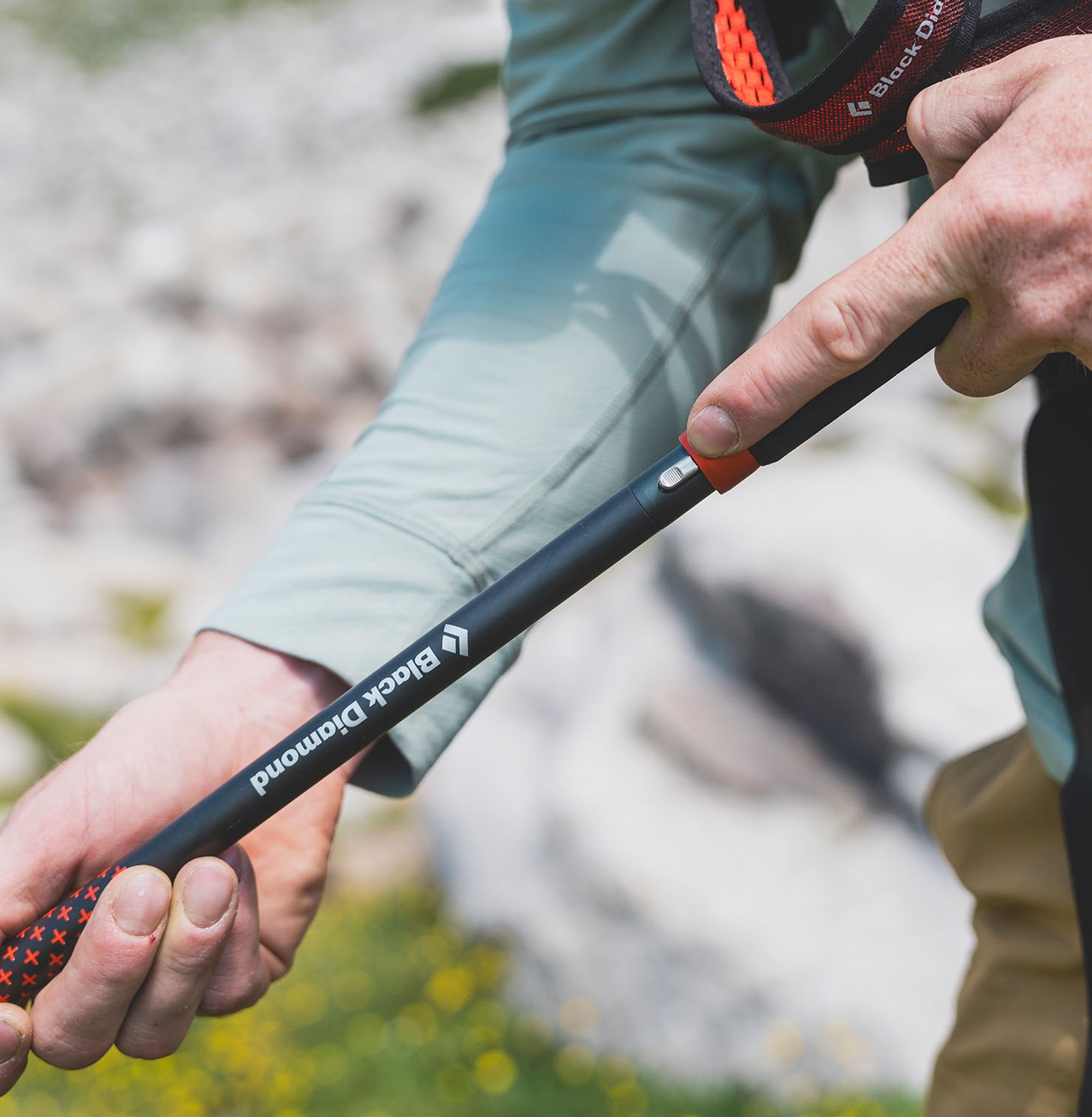 Nærbillede af en låsemekanisme på en Black Diamond vandrestav.