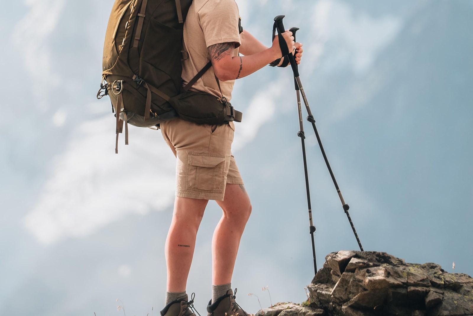Man med sine teleskopiske justerbare vandrestave.