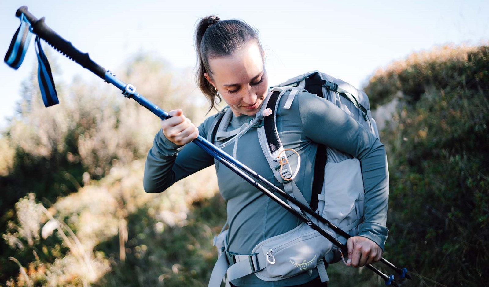 Kvinde der holder sine vandrestave.