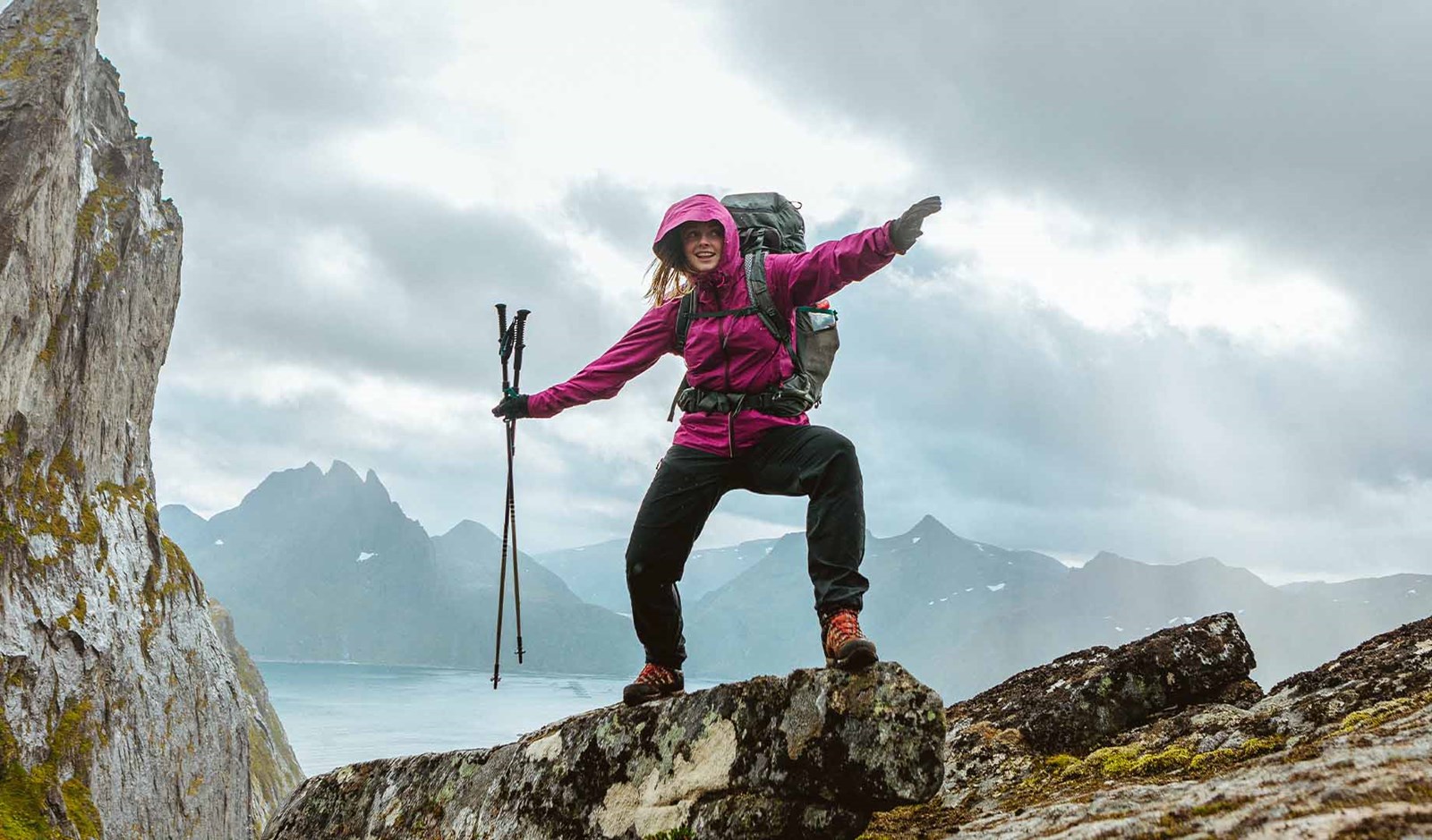 Kvinde i bjergene med sine vandrestave.