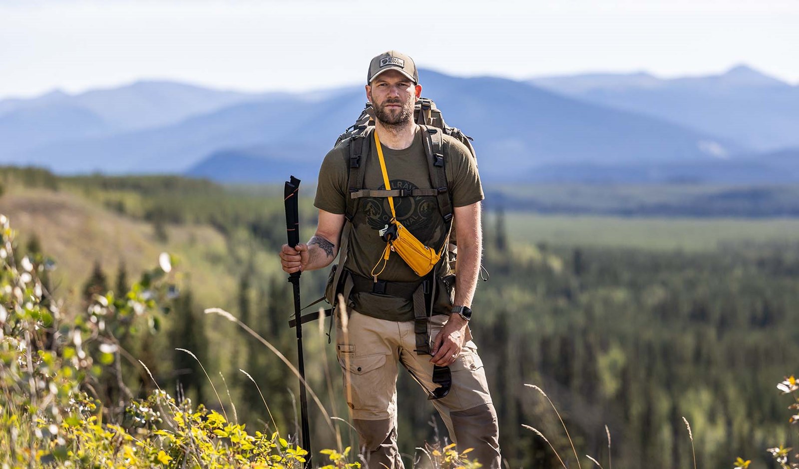 Mand i fjeldet med sin vandrestav.