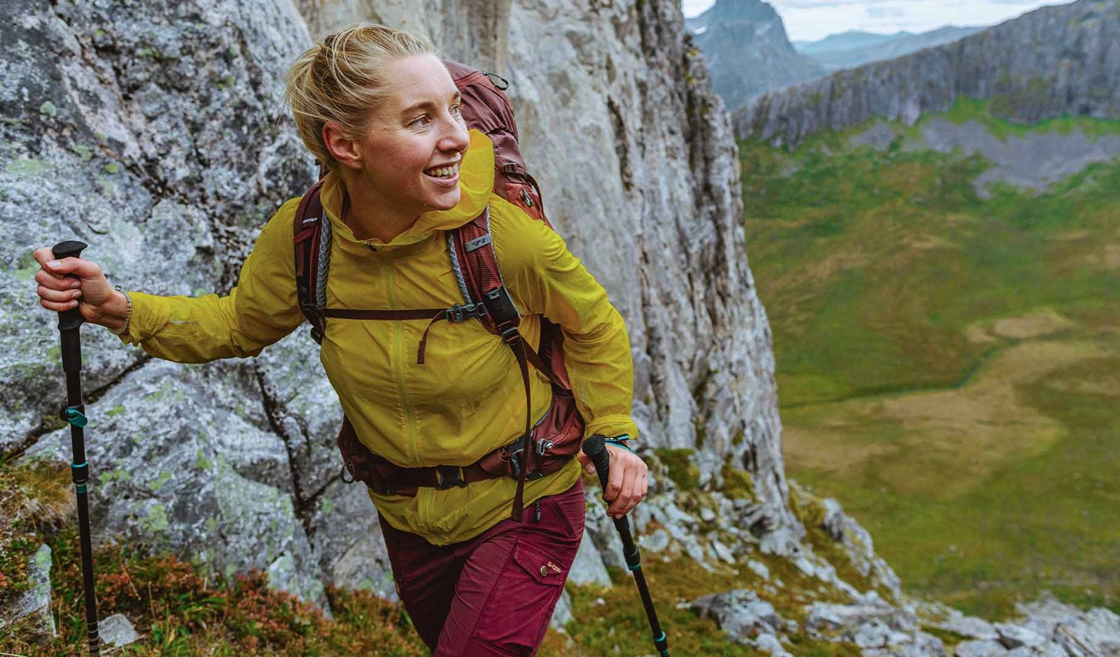 Kvinde i fjeldet med sine vandrestave.
