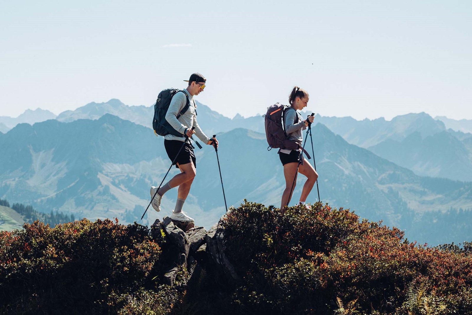 To personer på vandretur med deres vandrestave.