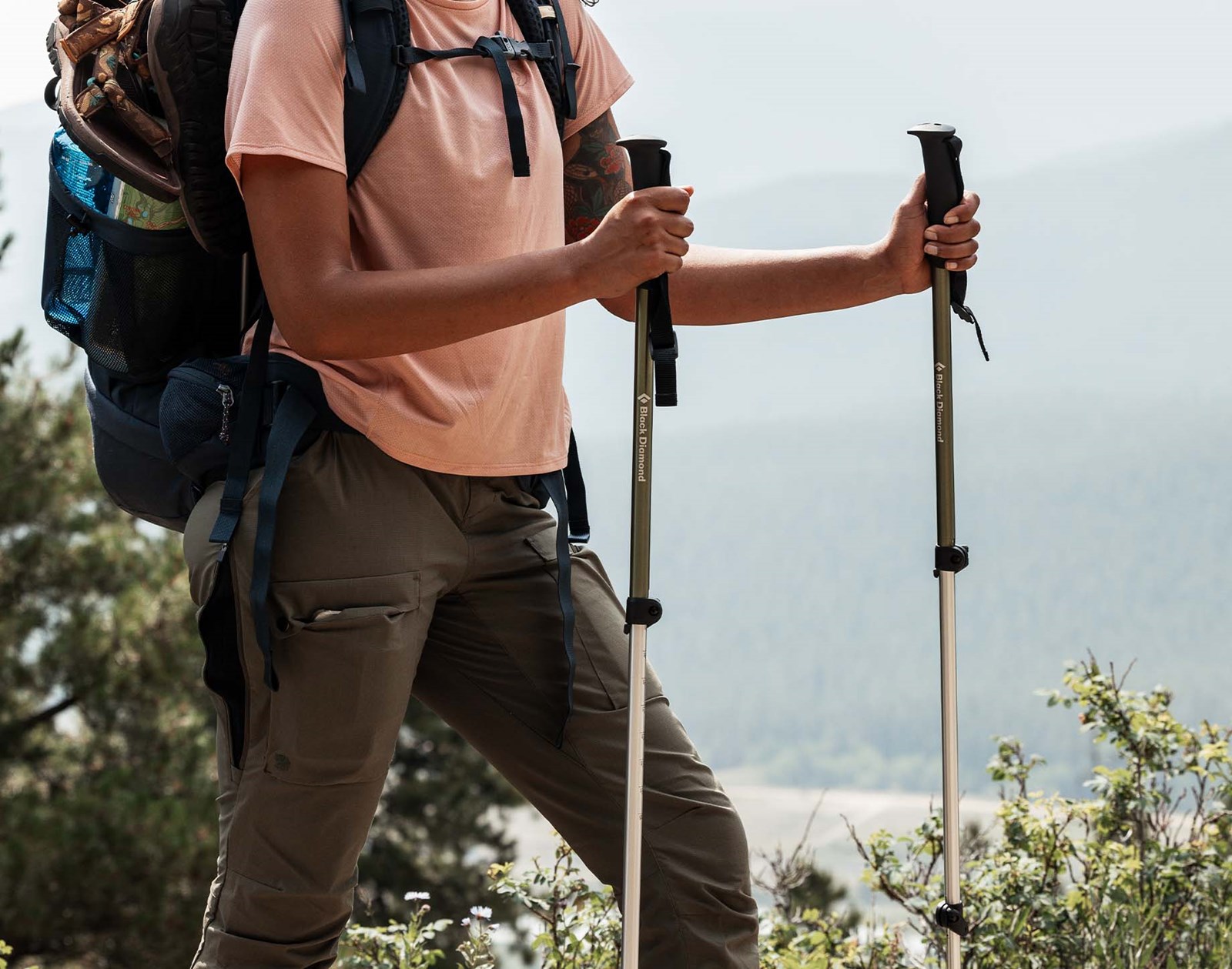 Person med sine vandrestave i 90 graders position.