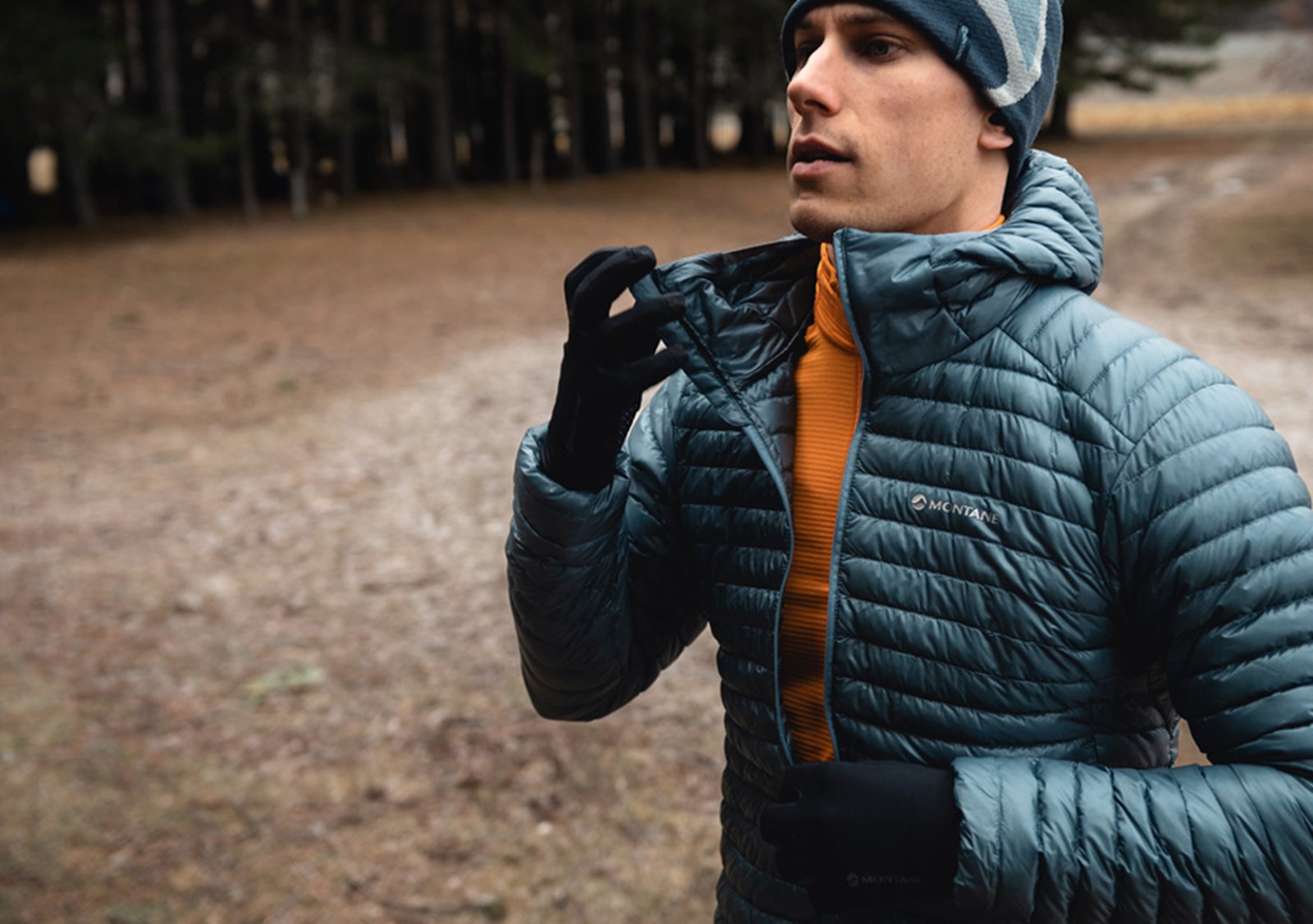 Mand lyner op for sin dunjakke