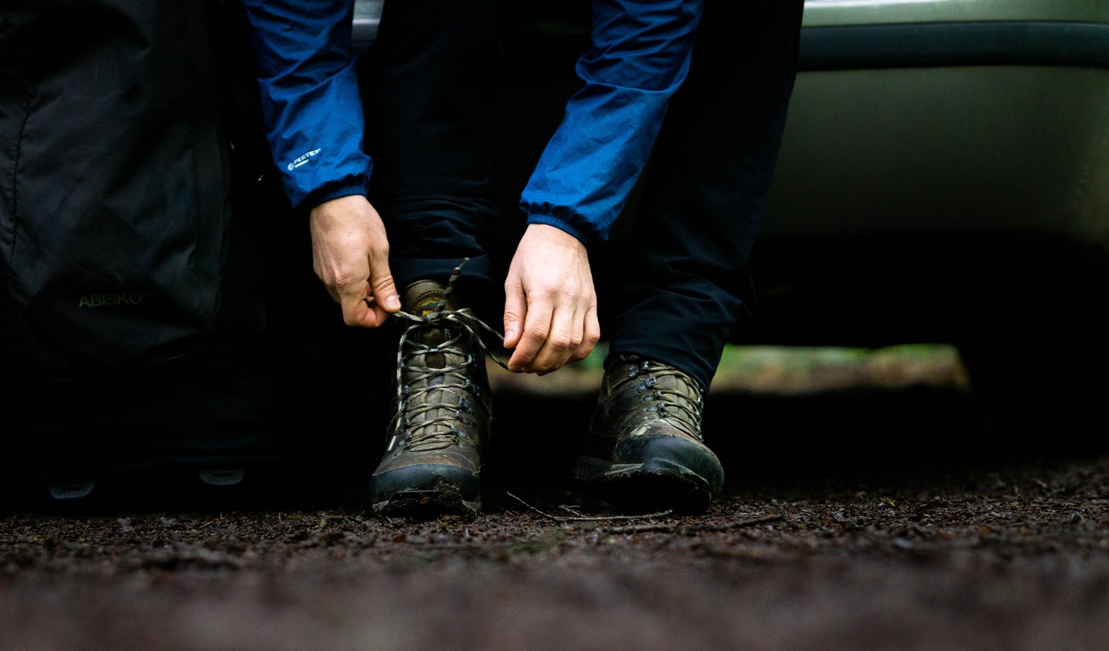 Person der snørrer skoene inden en vadnretur.