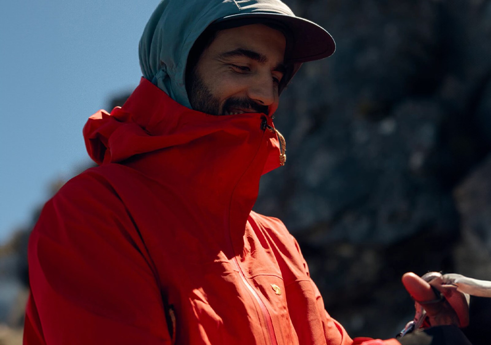 Mand i rød skaljakke