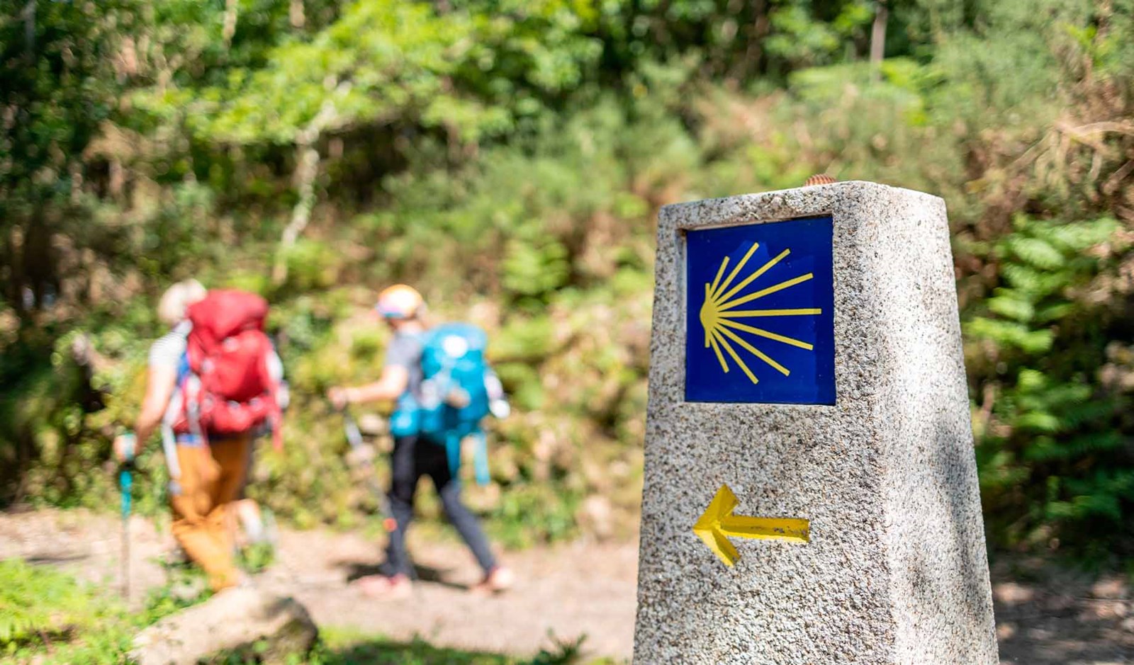 Caminosten, med vandrere i baggrunden.