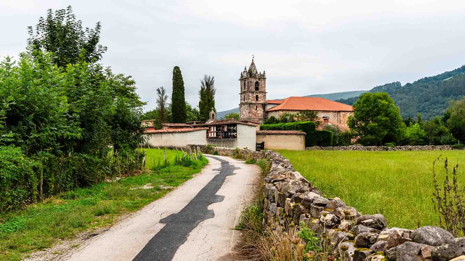 Spansk landskab med kirke.