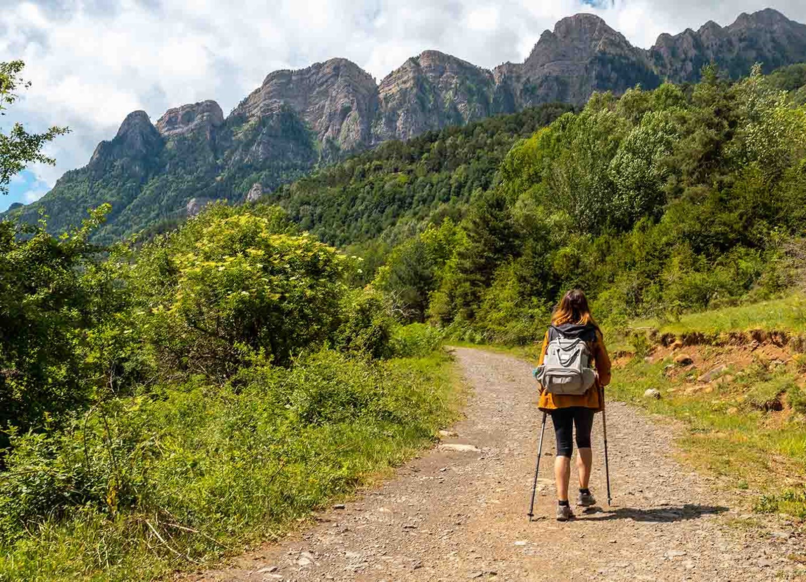 Kvinde der vandrer i pyrenæerne.