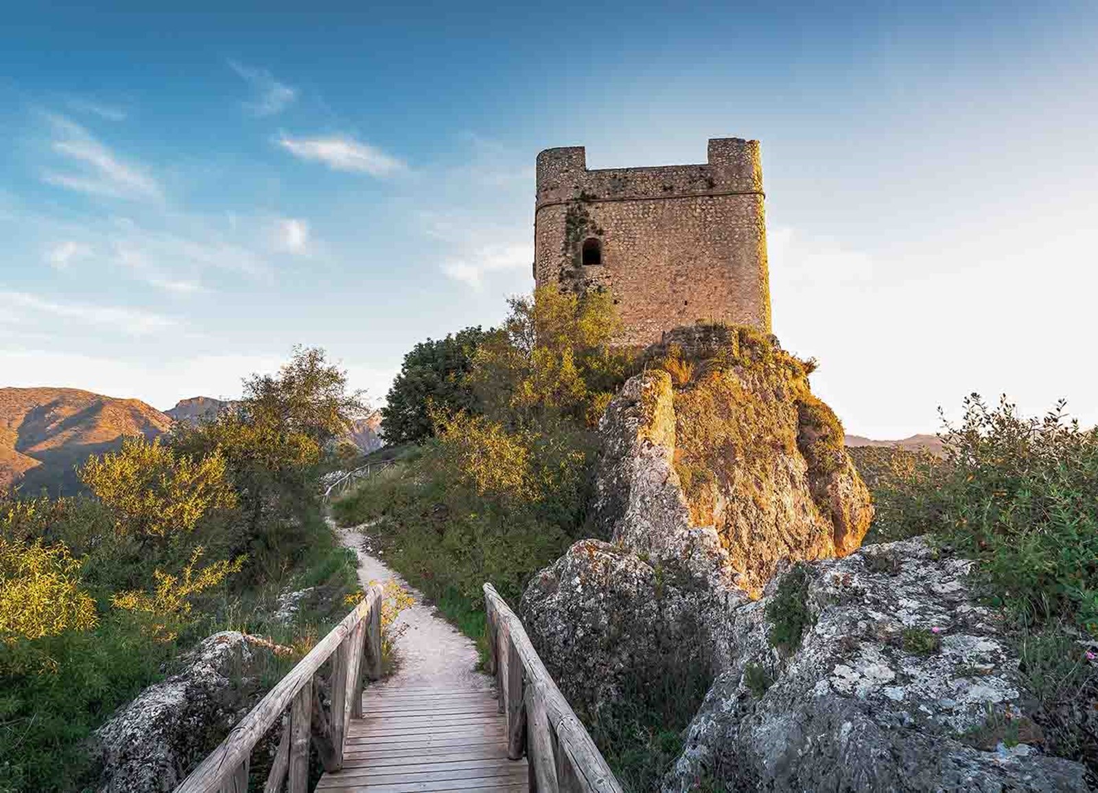 Vandresti med gammel ruin.