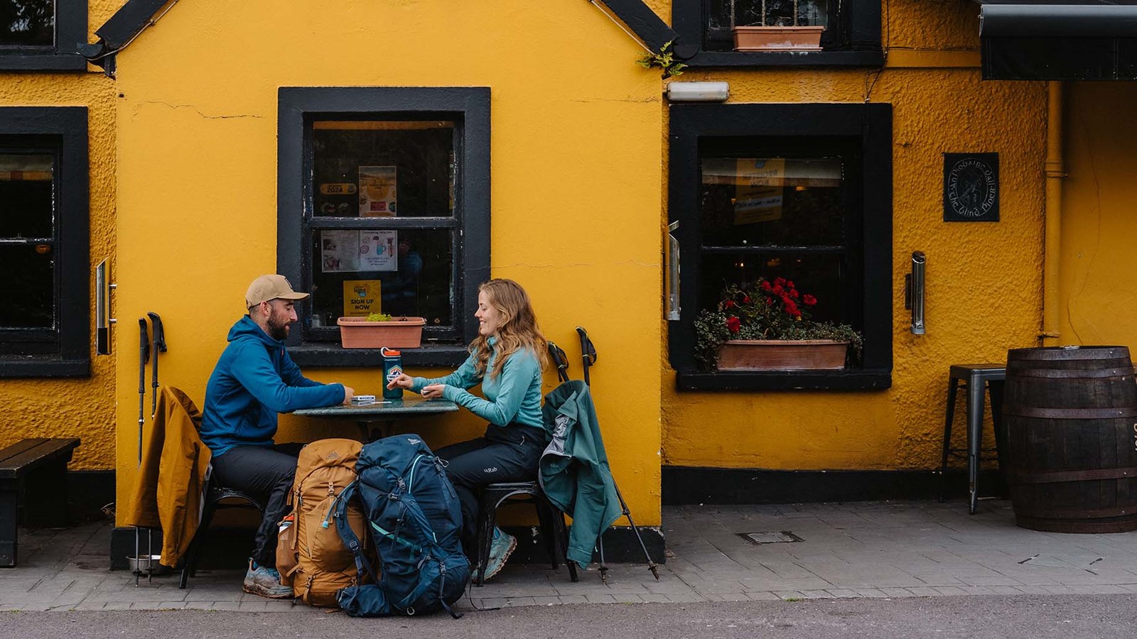 Vandrere der tager sig en pause ved et spisested.