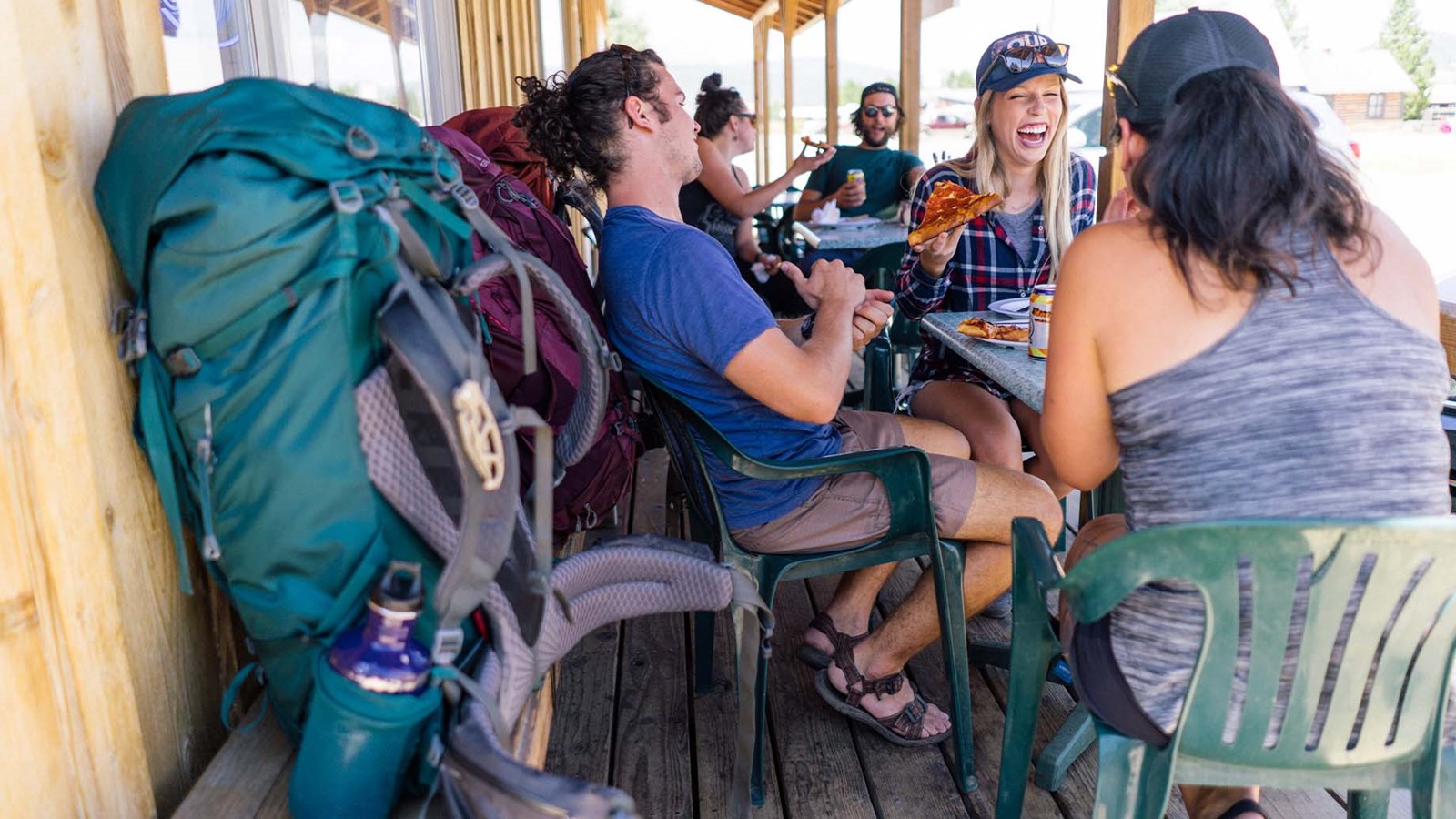 Vandrere der tager sig en pause på en cafe.