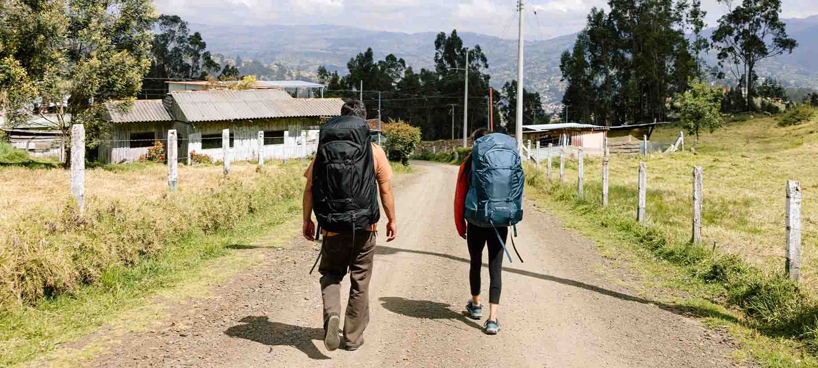 To personer på tur med rygsække.