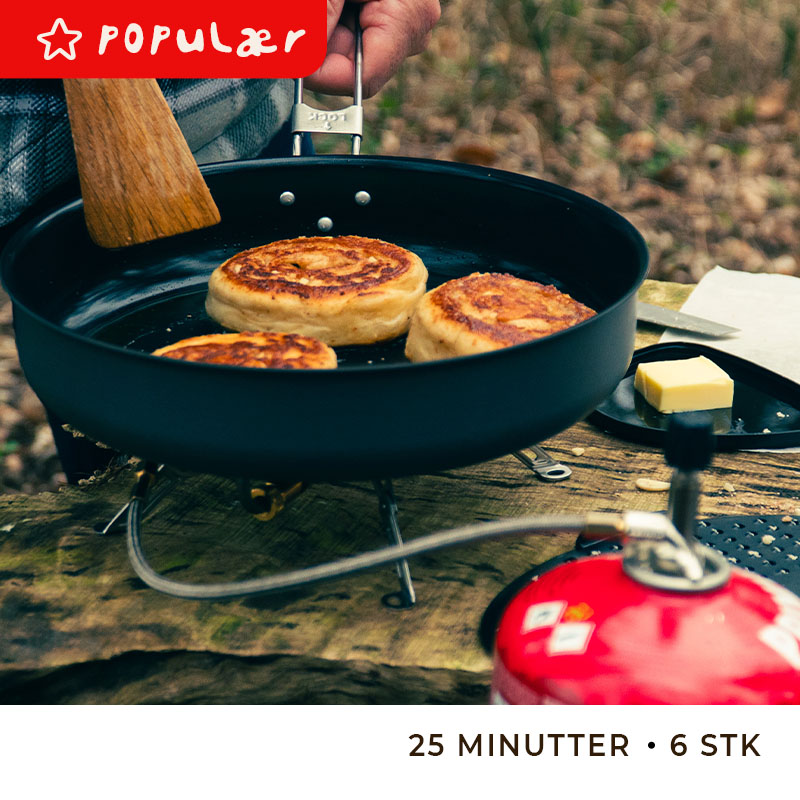 Kanelsnegle med marcipan og mandler på brænder
