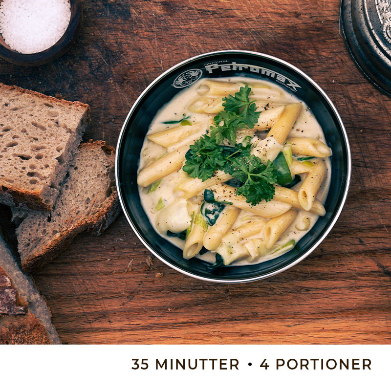 Cremet pasta med spinat og ost på teltovn