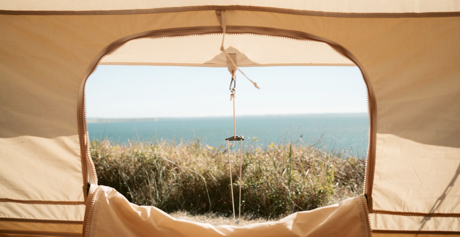 udsigten inde fra et bomuldstelt.