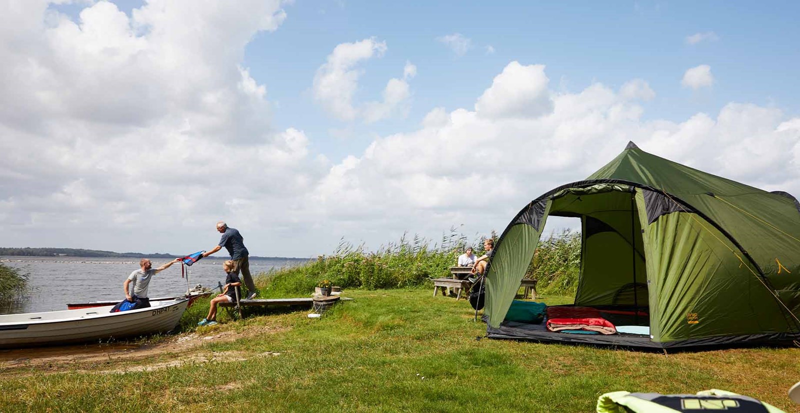Folk på tur og i båd.