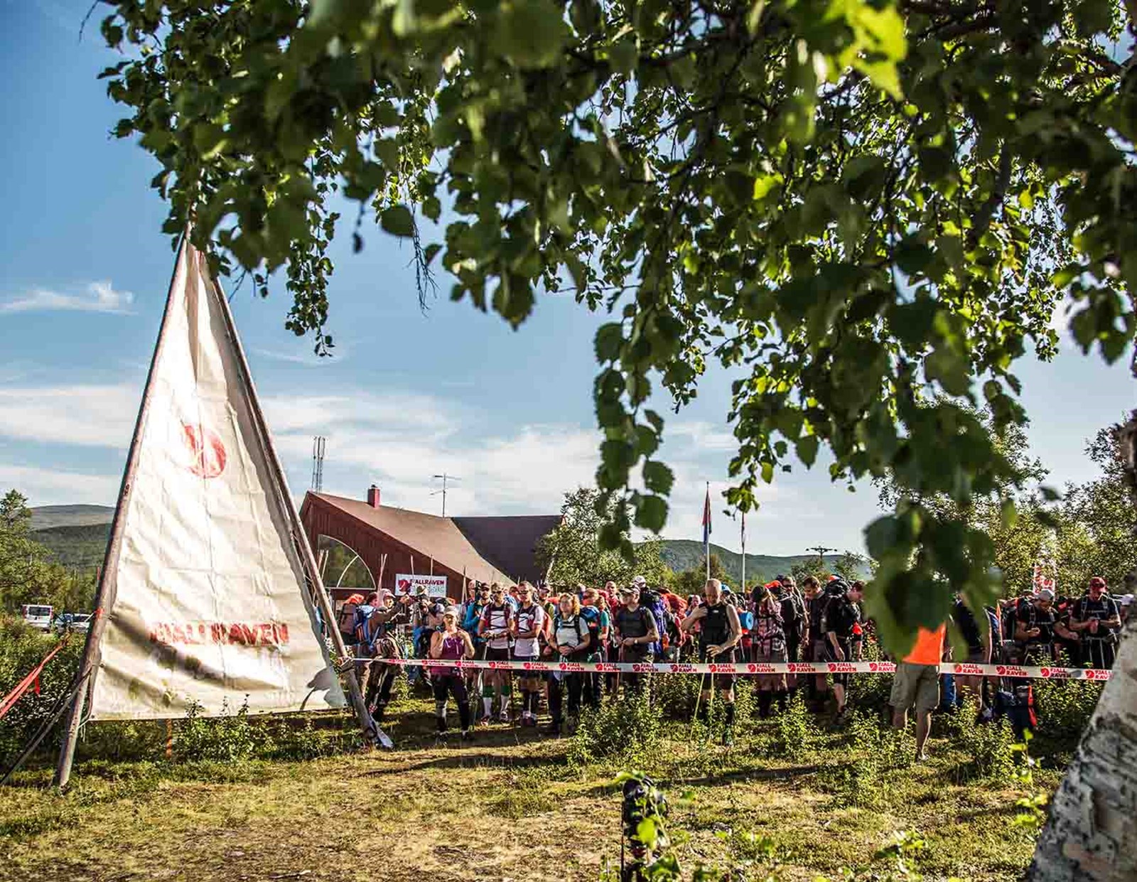 Folk der står klar til at begynde Fjällräven Classic.
