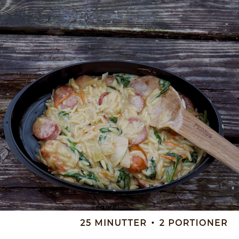 One pot Orzo med Chorizo på brænder