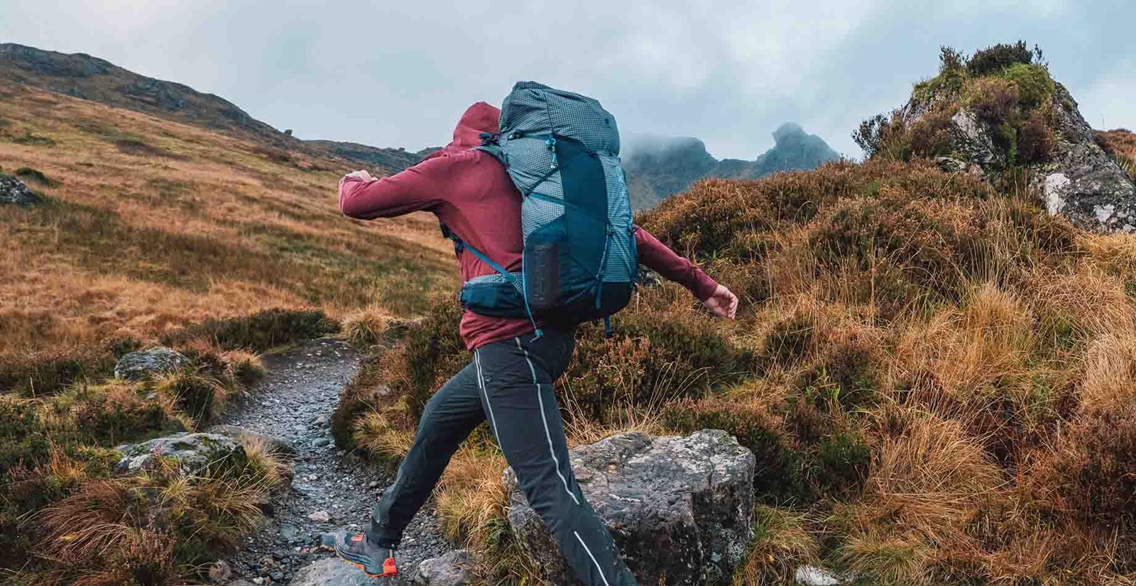 Person med en Exped Lightning rygsæk på i bjergene.