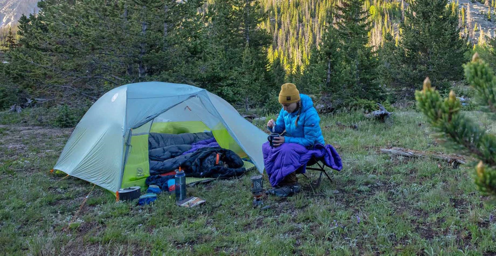 Person der sidder ved et Big Agnes Tiger Wall telt.