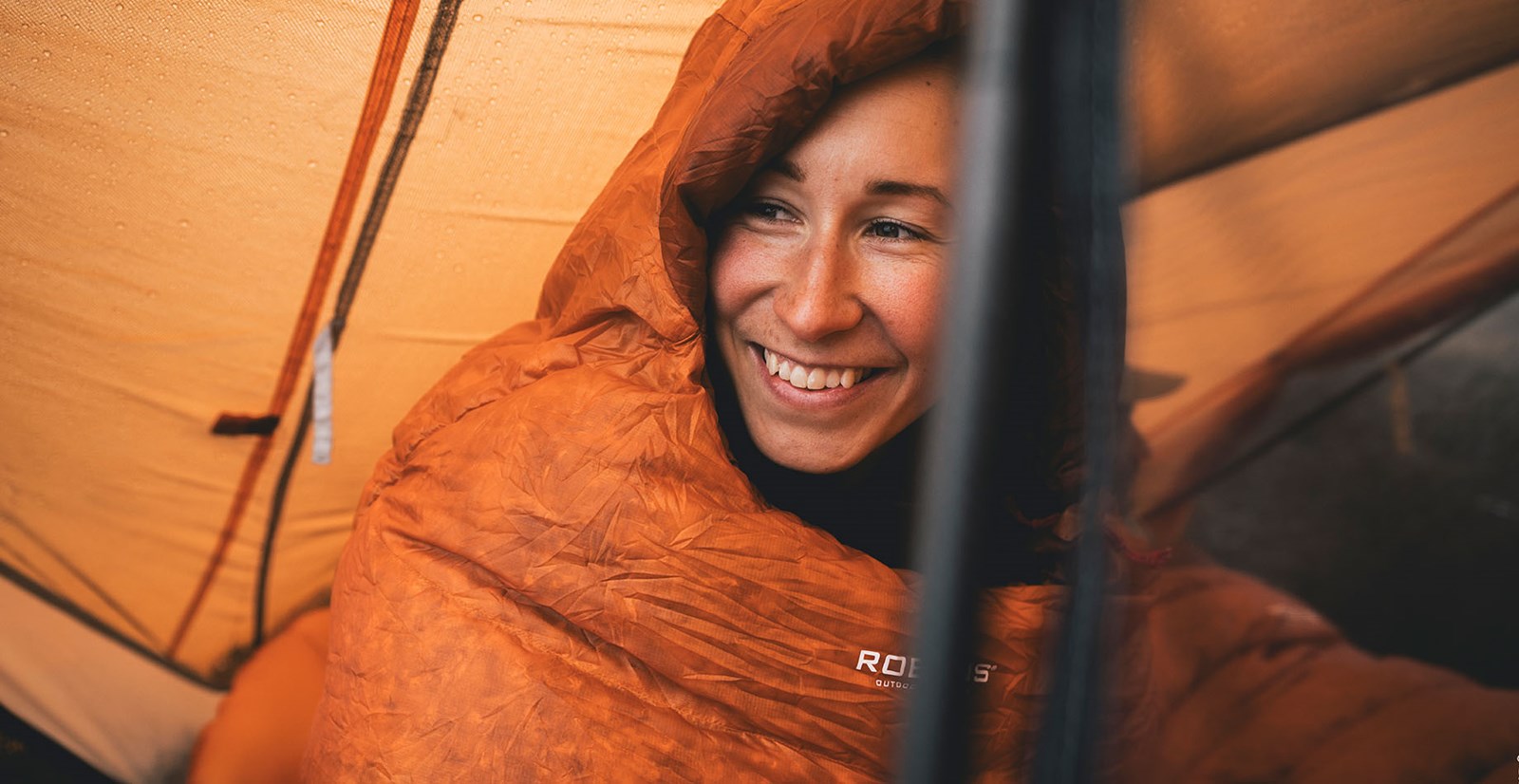 En person i en Robens ultralight sovepose.