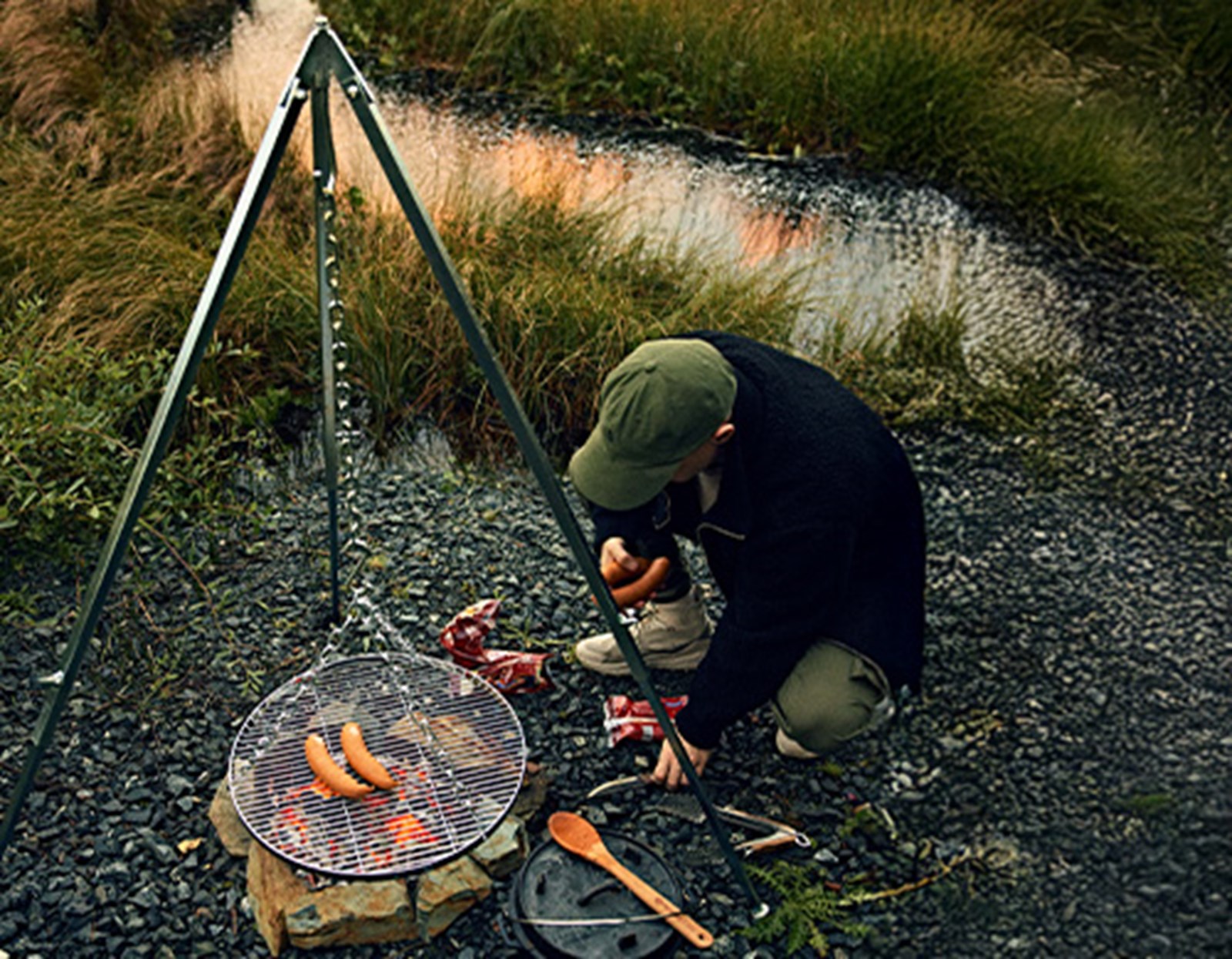 Petromax Tripod med en rist og en percolator på.