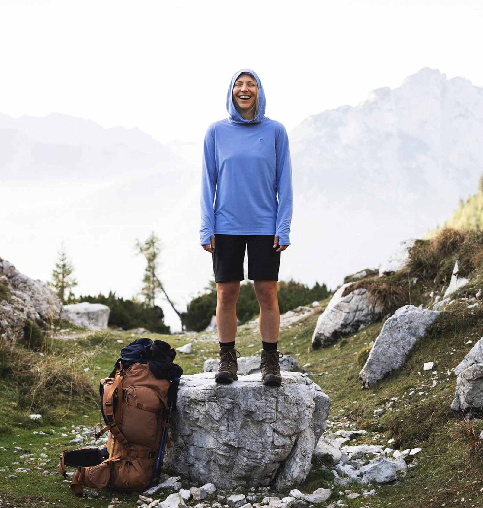 Kvinde på en sten iført en sunhoodie.