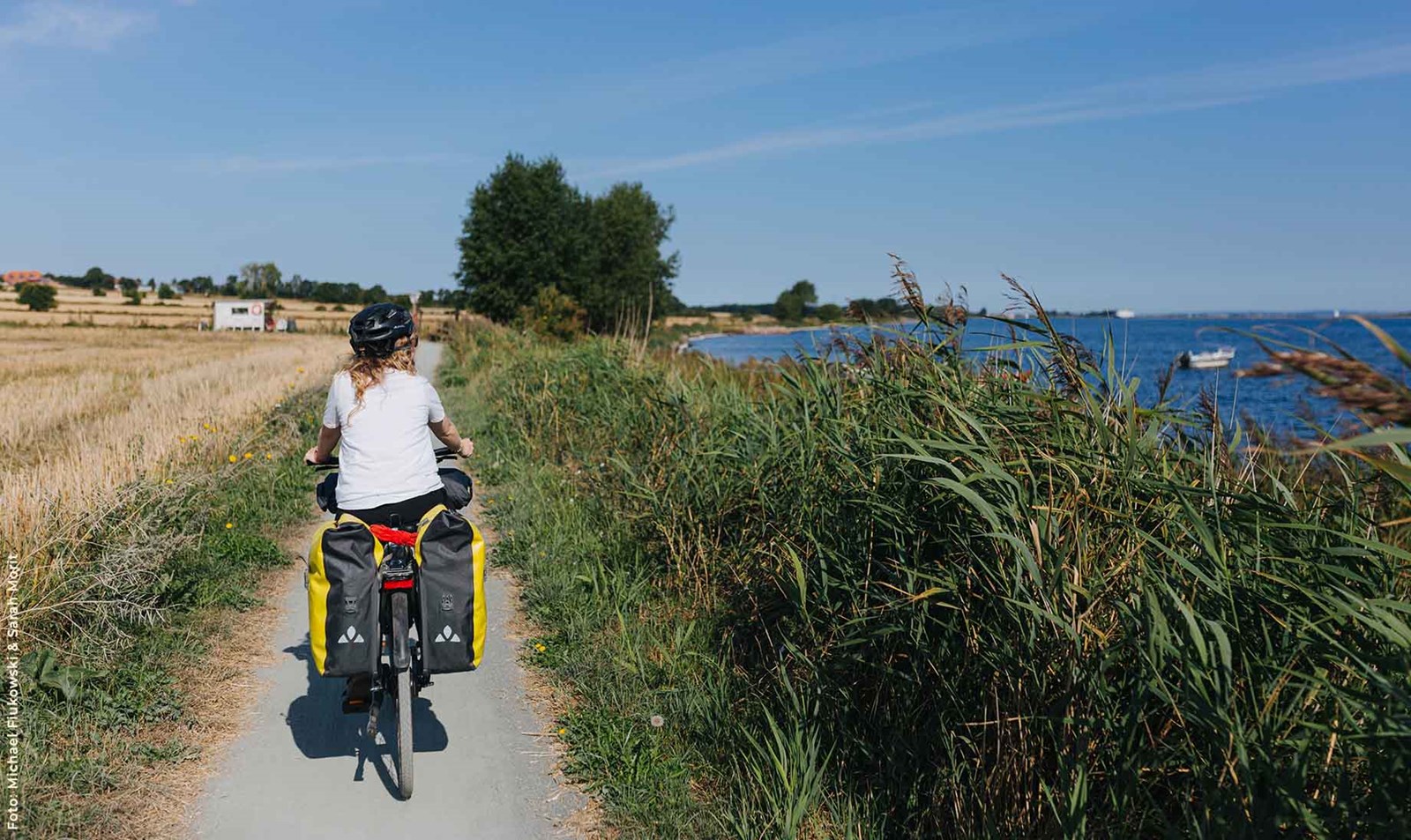Cyklist med oppakning på Ærø.