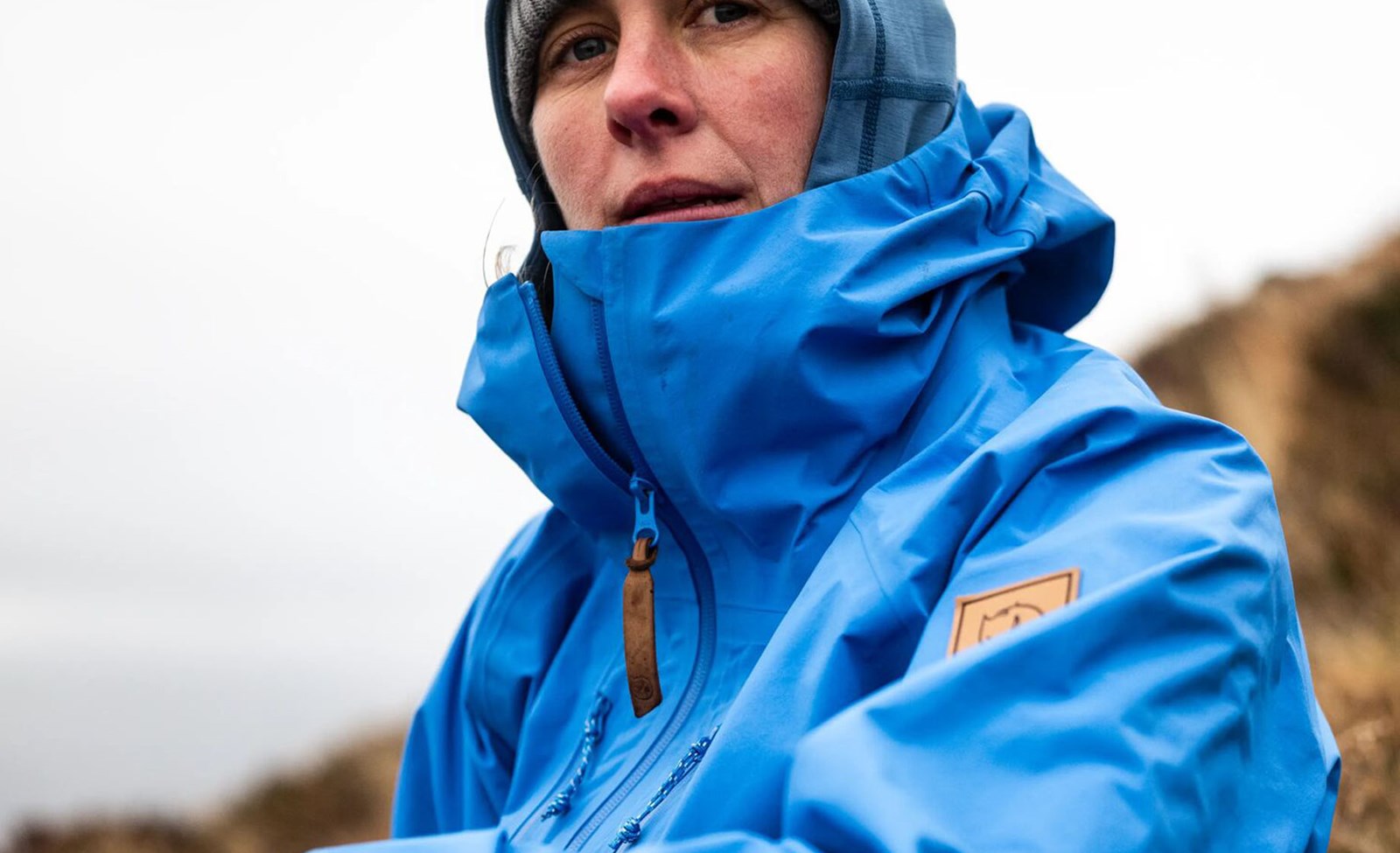 en kvinde i den nye Ked GTX fra Fjällräven.