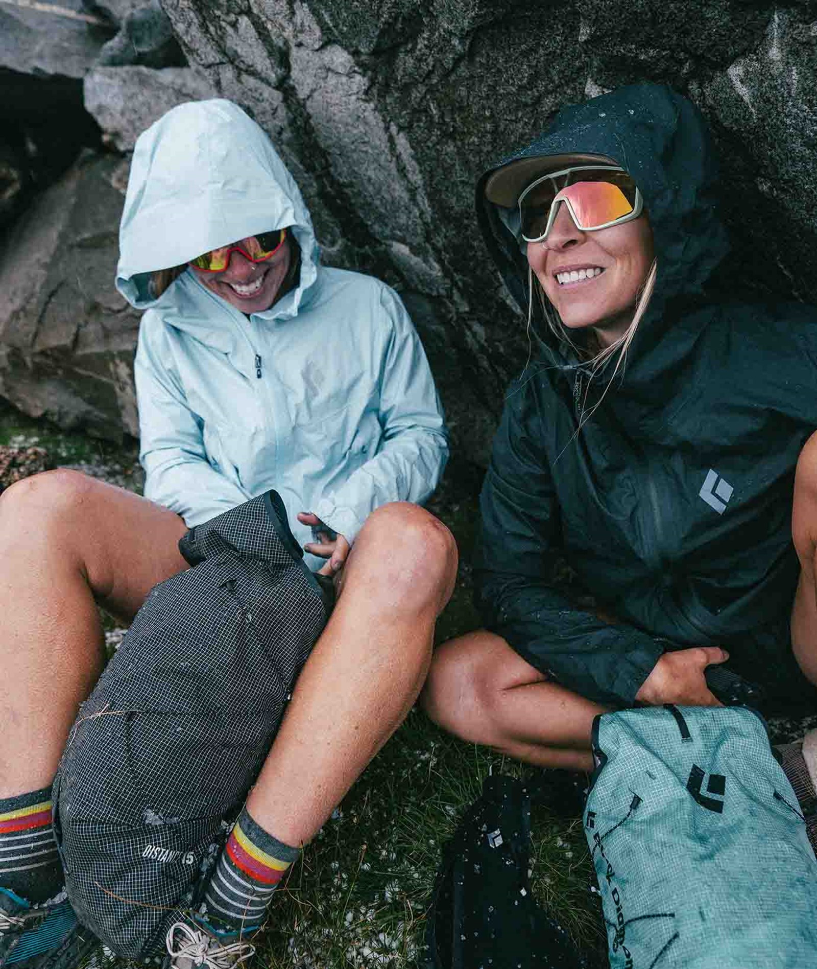 To personer i læ med deres skaljakker fra Black Diamond.
