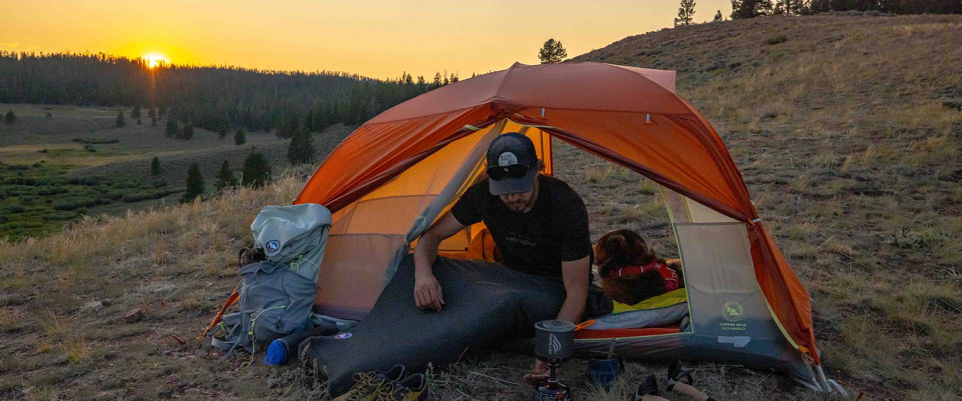 Big Agnes telt og soveudstyr i bjergterræn.