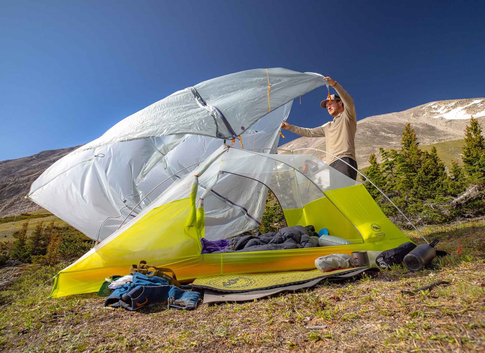 Mand der sætter Big Agnes Telt op.