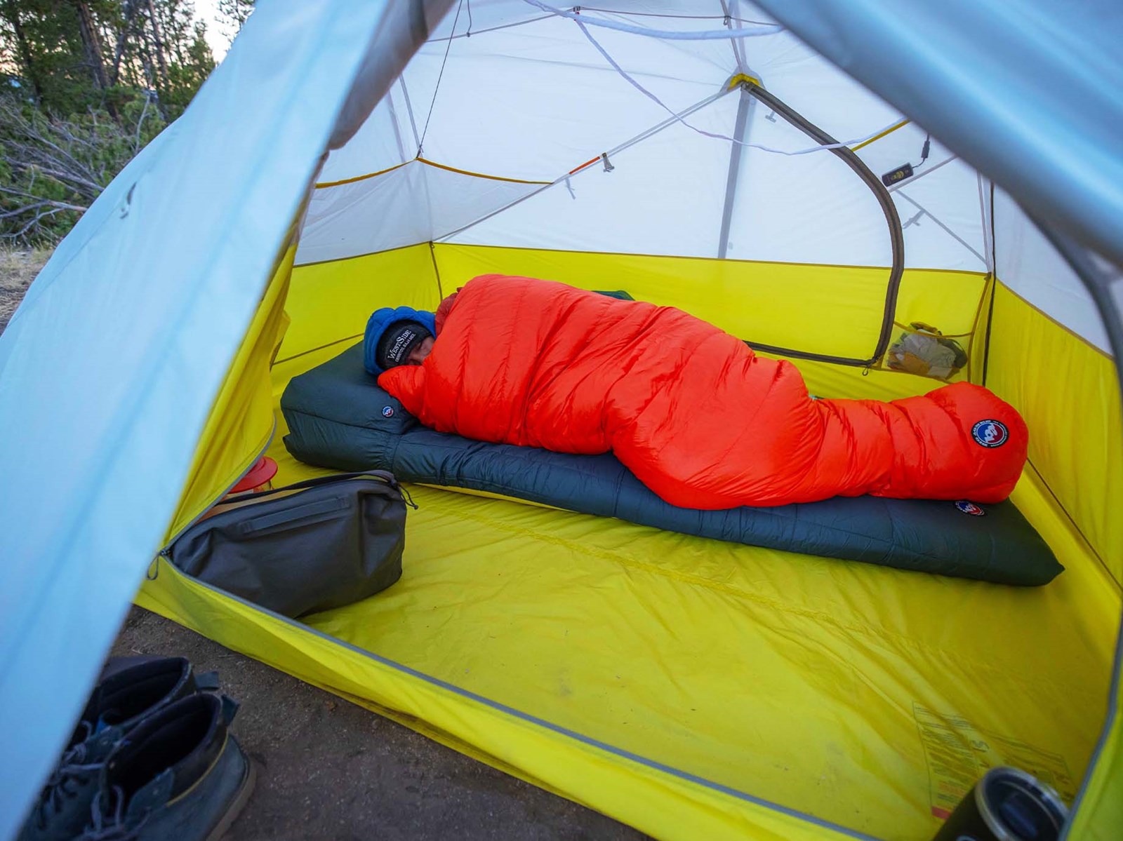 Person der sover i et Big Agnes Telt.