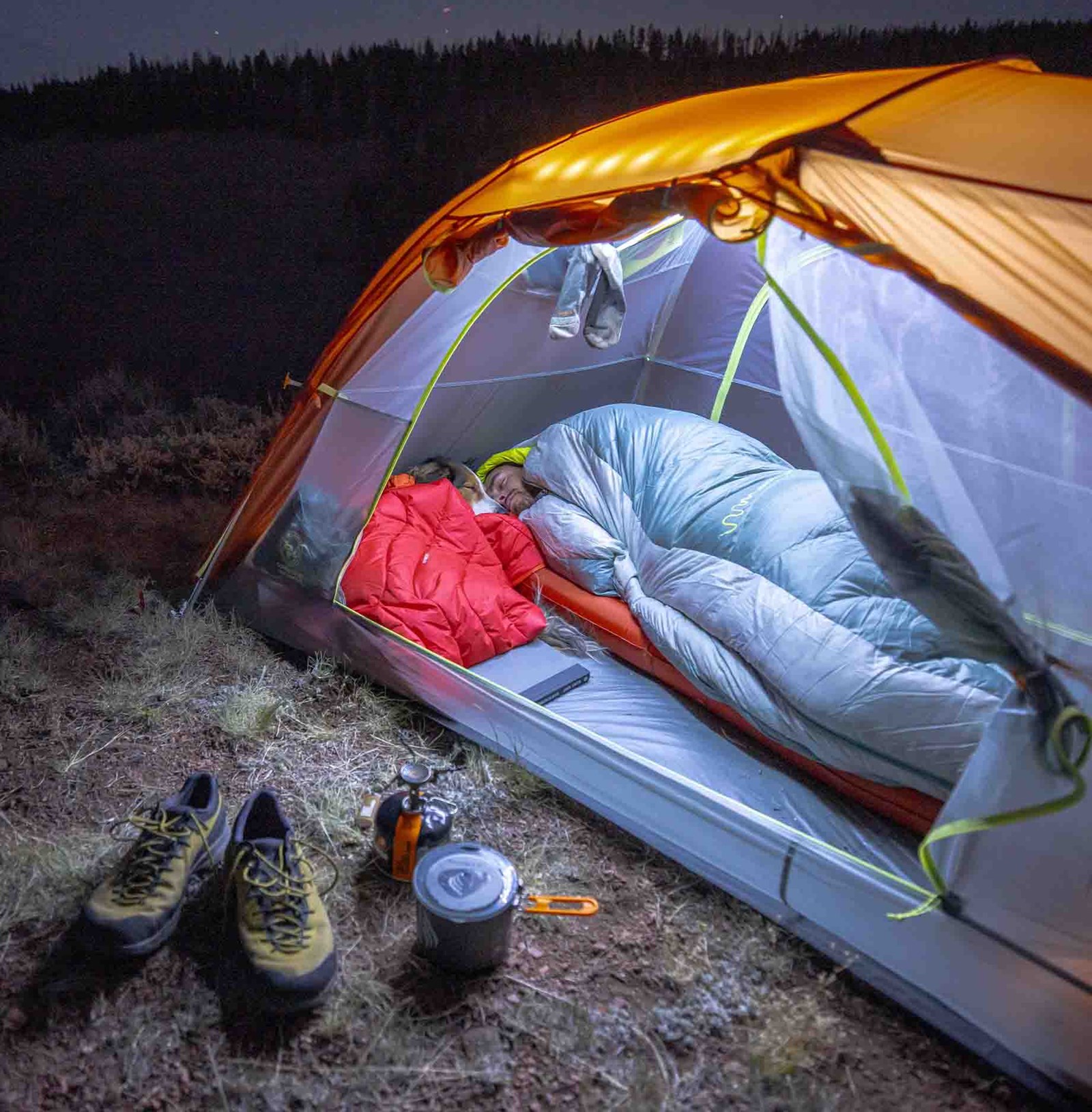 Person der ligger i et Big Agnes Telt.