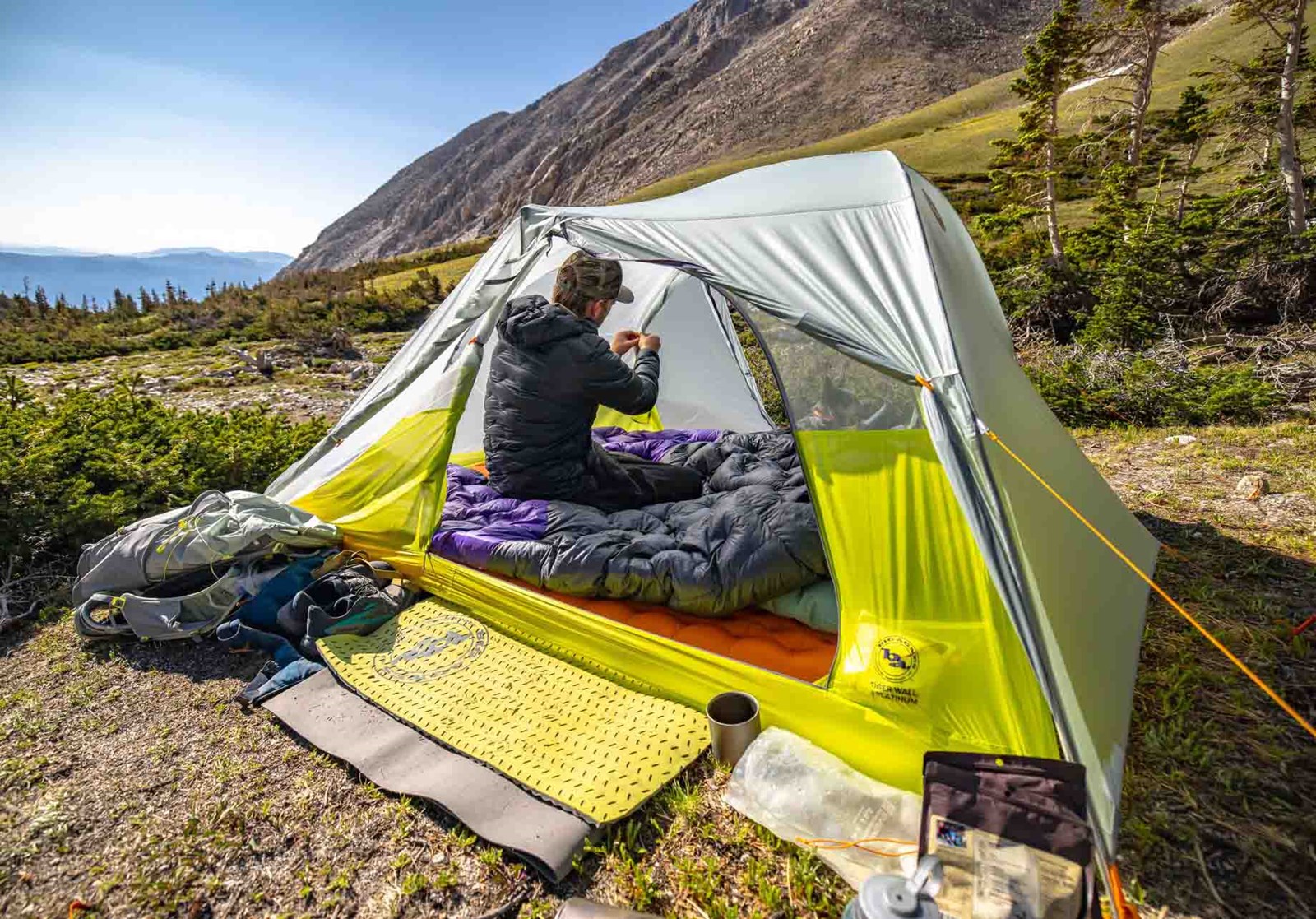 Person der klargør sit Big Agnes Telt.