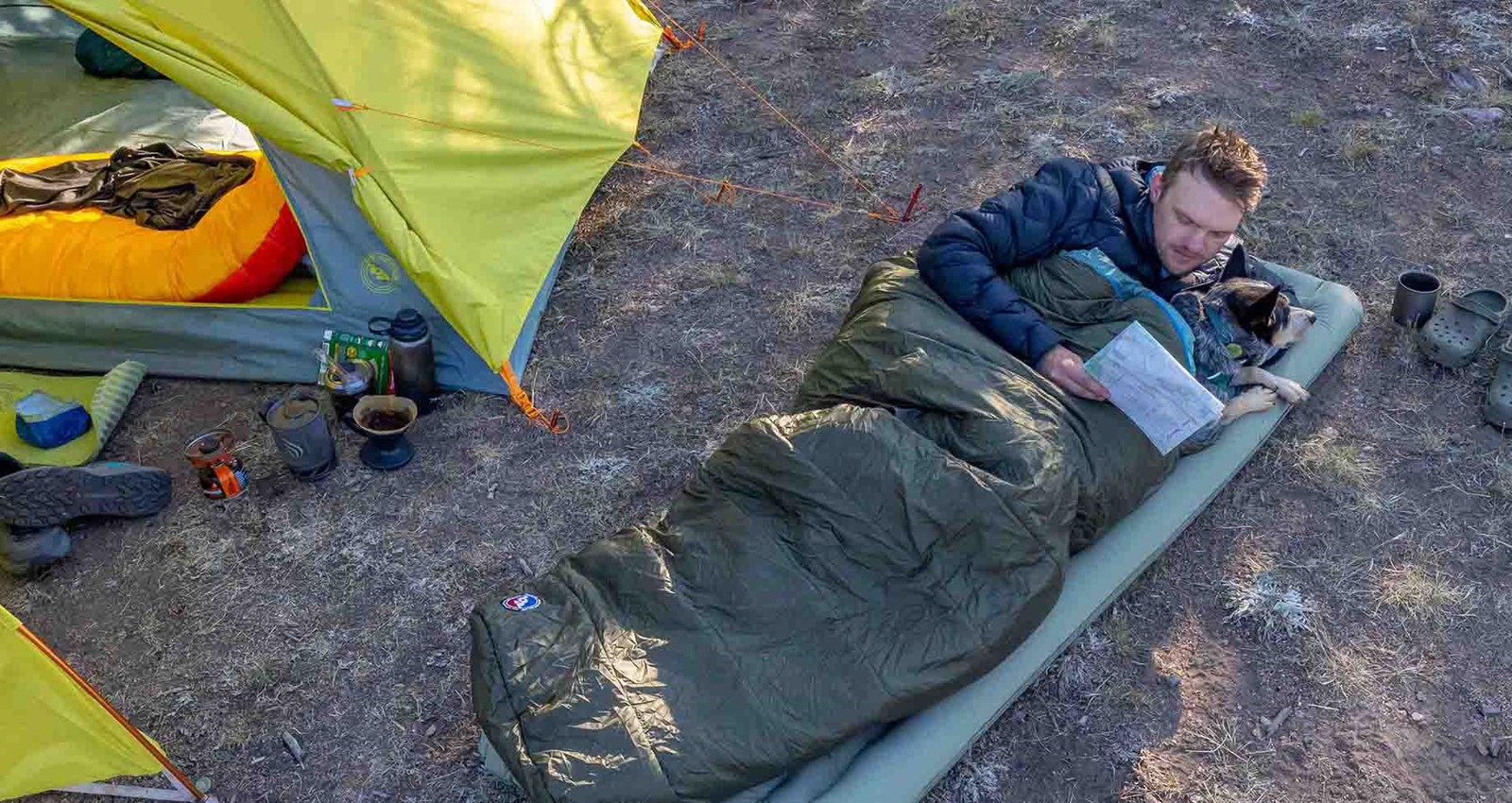 Person der ligger og læser på et Big Agnes Liggeunderlag.
