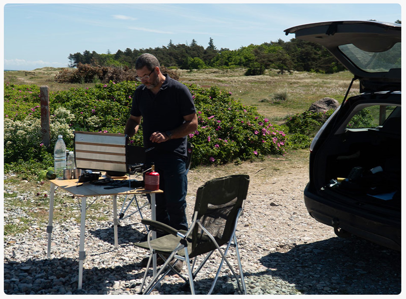 Ben laver risotto på stranden
